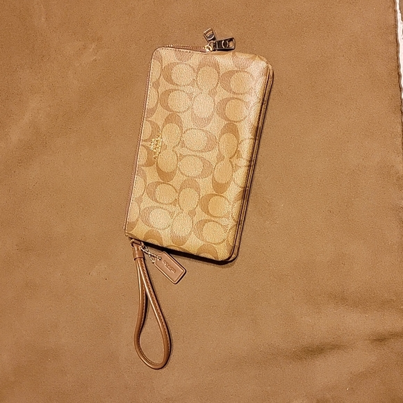 Coach Handbags - Coach wristlet